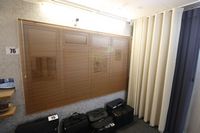 Lot 76 - CONTENTS ON 2 WALLS OF SAMPLE VENETIAN BLIND IN BROWN & 2 VERTICAL HANGING SCREENS (VAT applicable)