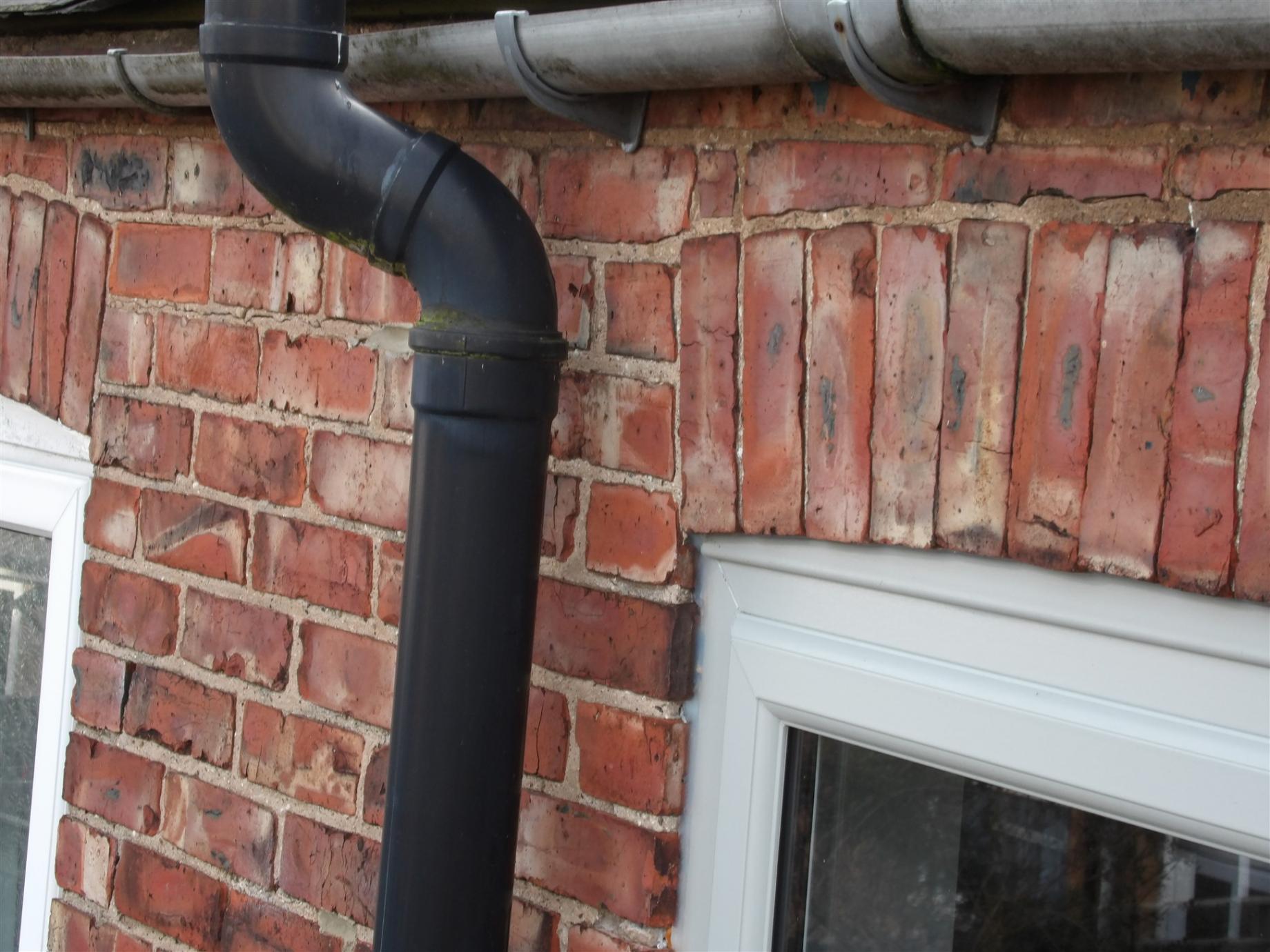 Can you spot the horizontal mortar joint crack indication cavity wall tie failure?